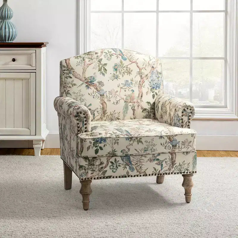 Fauteuil rembourré en bois avec motif floral, accoudoirs à panneaux et dossier en forme de bosse de chameau.